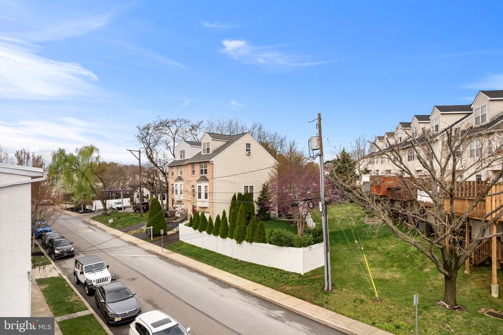 820 SPRING MILL AVENUE