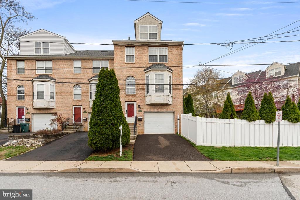 820 SPRING MILL AVENUE