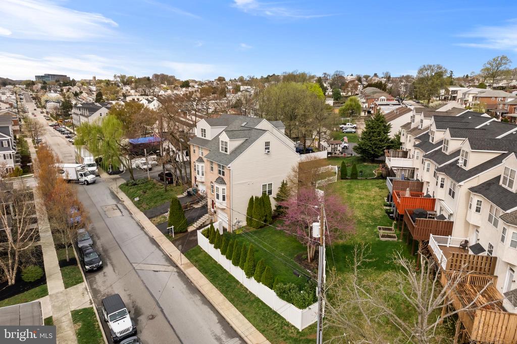 820 SPRING MILL AVENUE