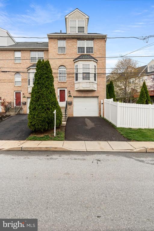 820 SPRING MILL AVENUE