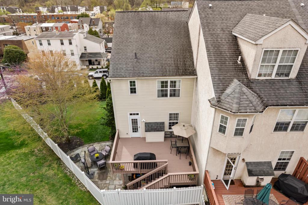 820 SPRING MILL AVENUE