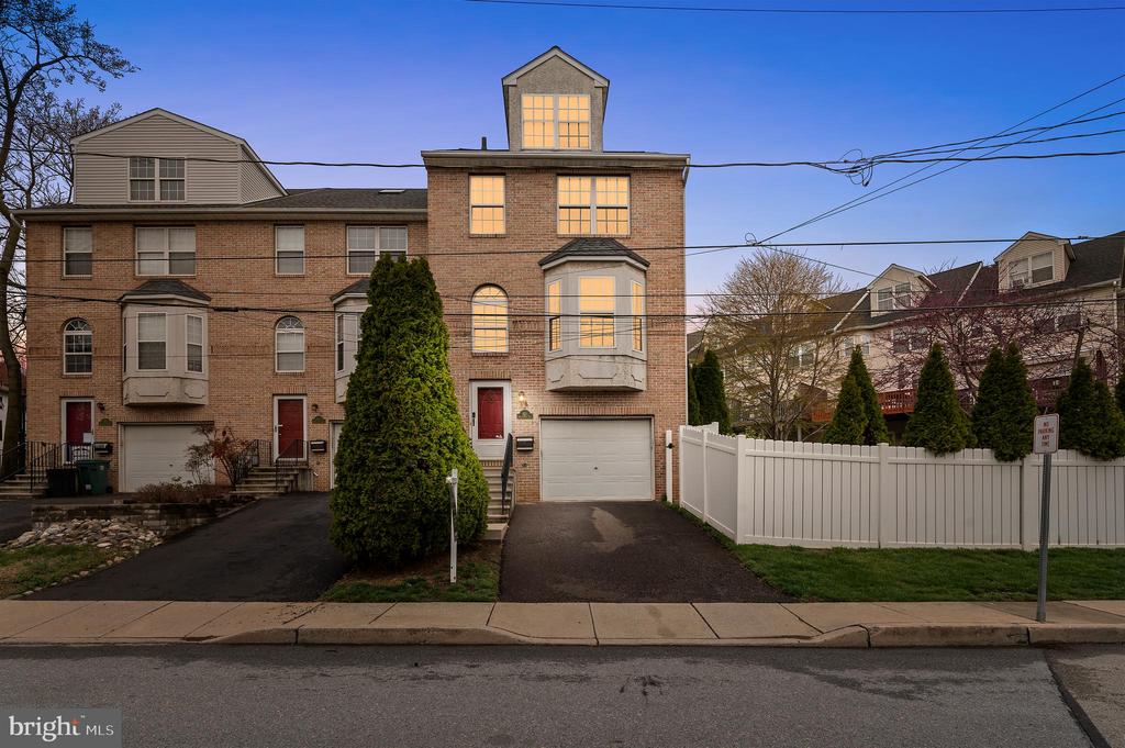 820 SPRING MILL AVENUE