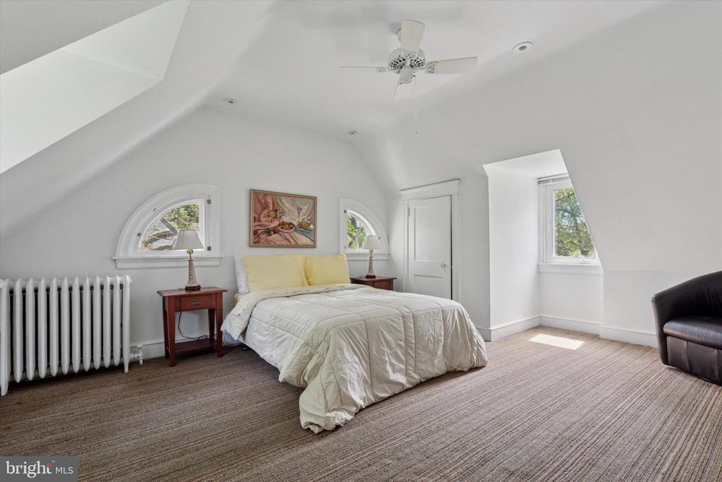 252 HATHAWAY LANE
