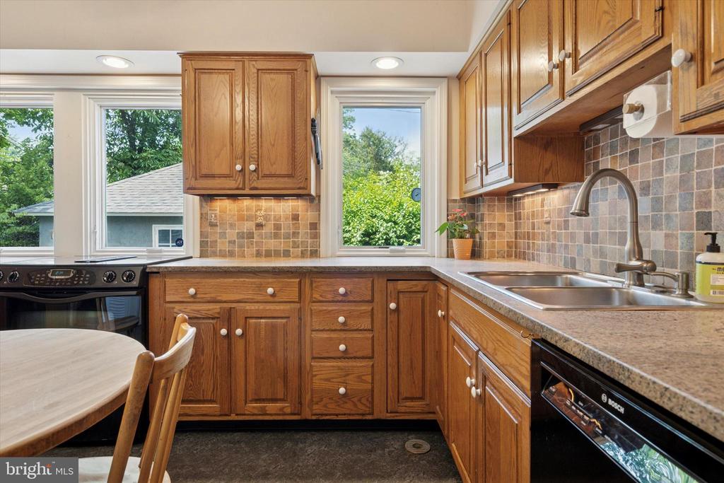 252 HATHAWAY LANE