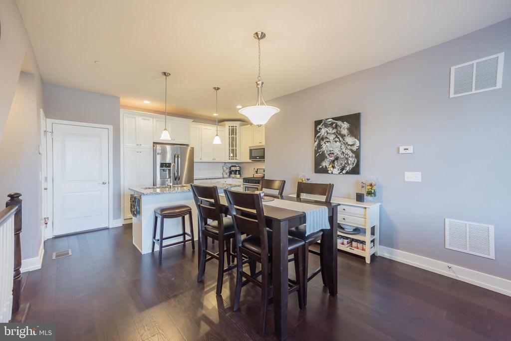 605 LAKEVIEW COURT 19 LOWER