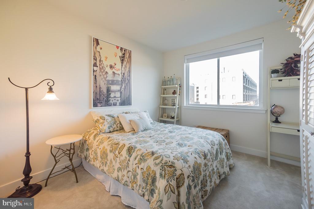 605 LAKEVIEW COURT 19 LOWER