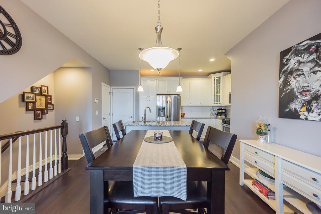605 LAKEVIEW COURT 19 LOWER