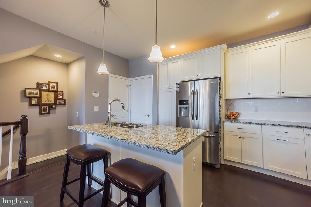 605 LAKEVIEW COURT 19 LOWER