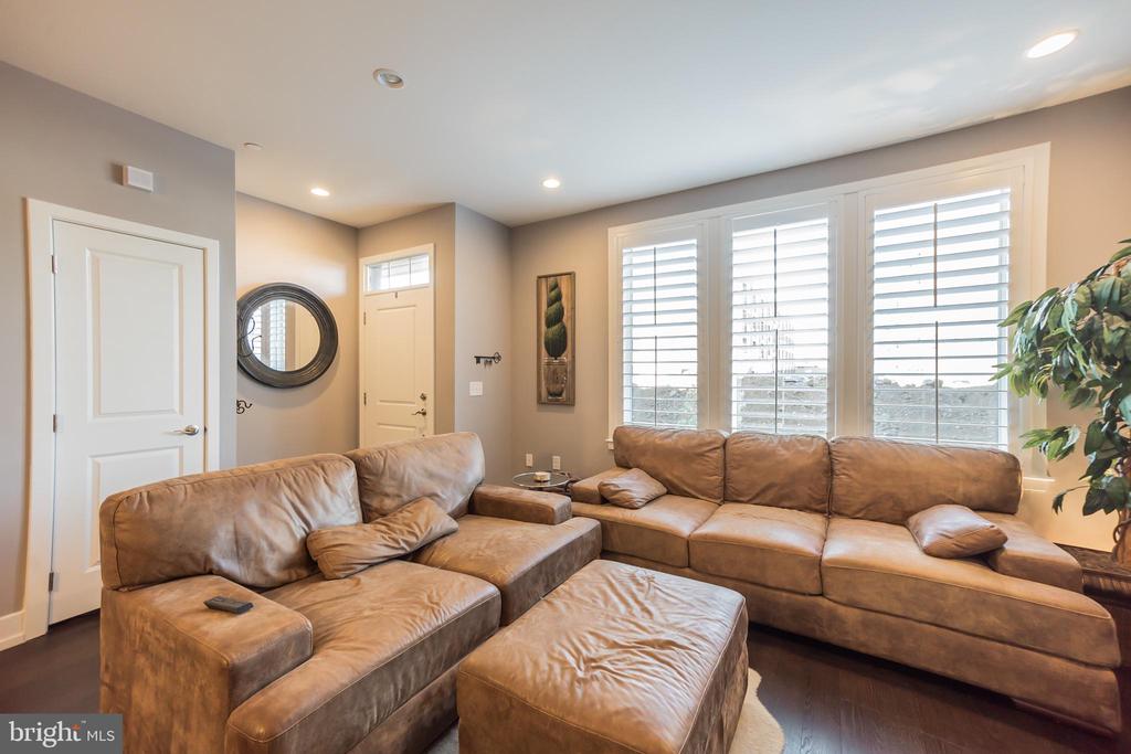 605 LAKEVIEW COURT 19 LOWER