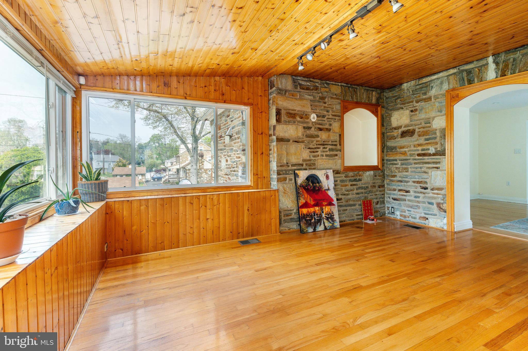 1058 HUNTINGDON PIKE