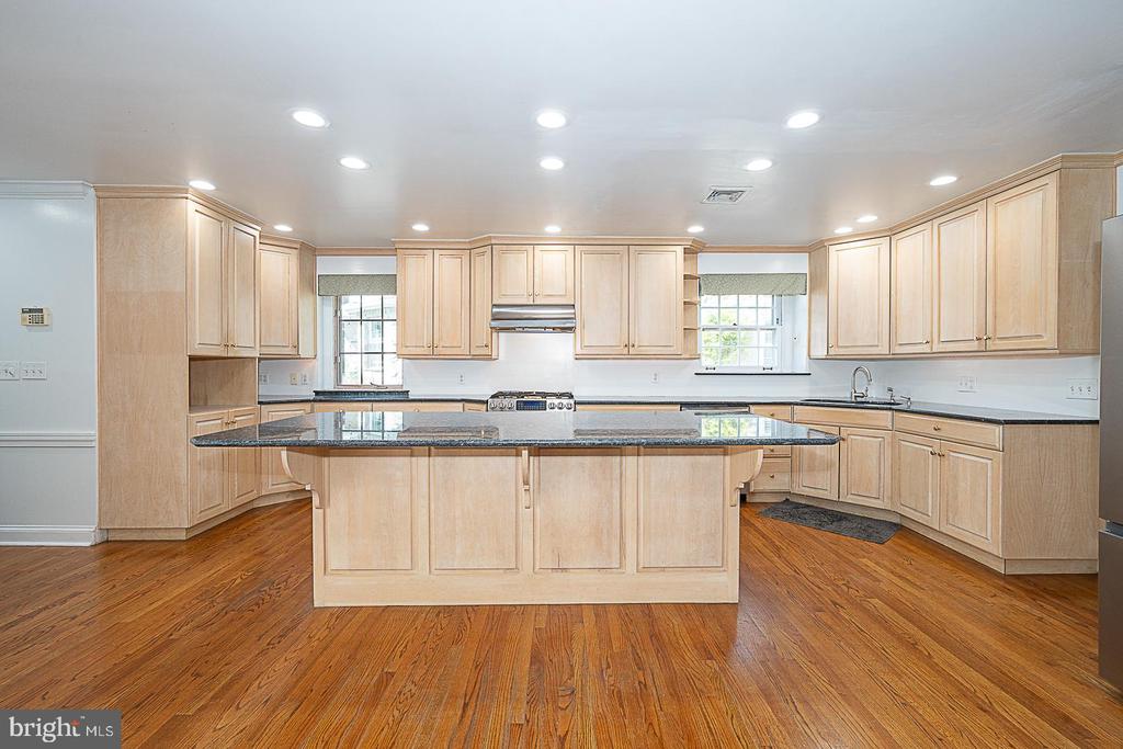 714 GREYTHORNE ROAD