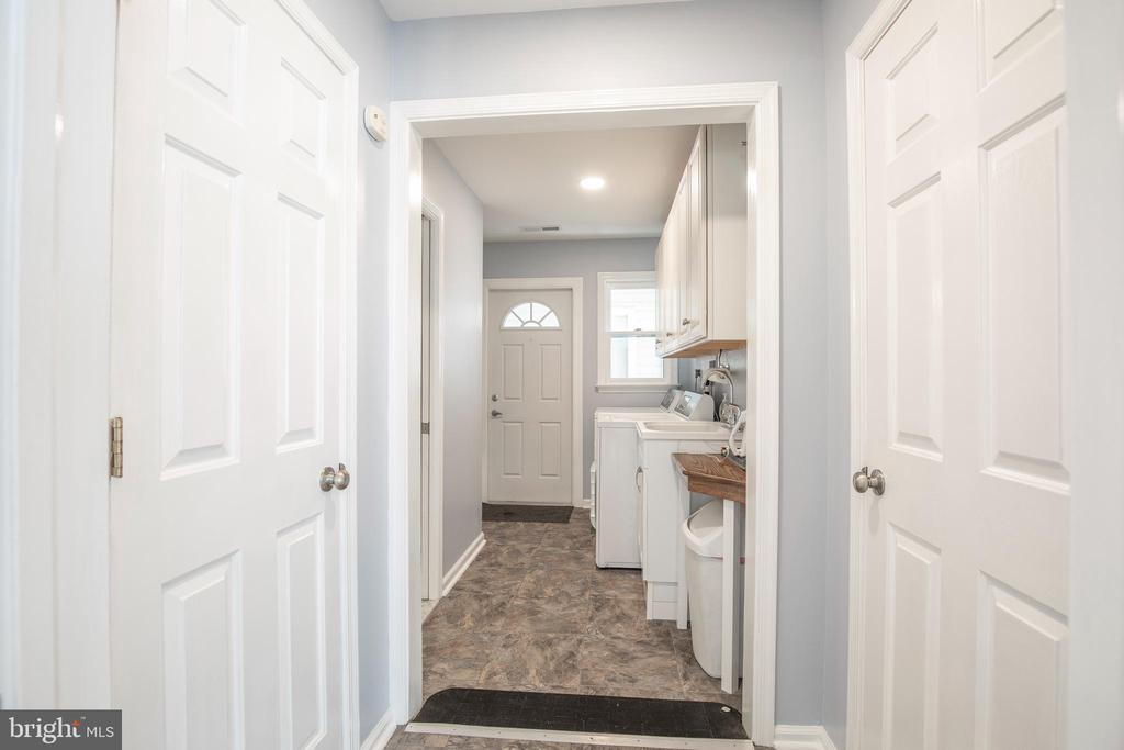 2284 LOCUST DRIVE