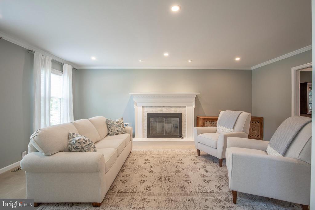 2284 LOCUST DRIVE