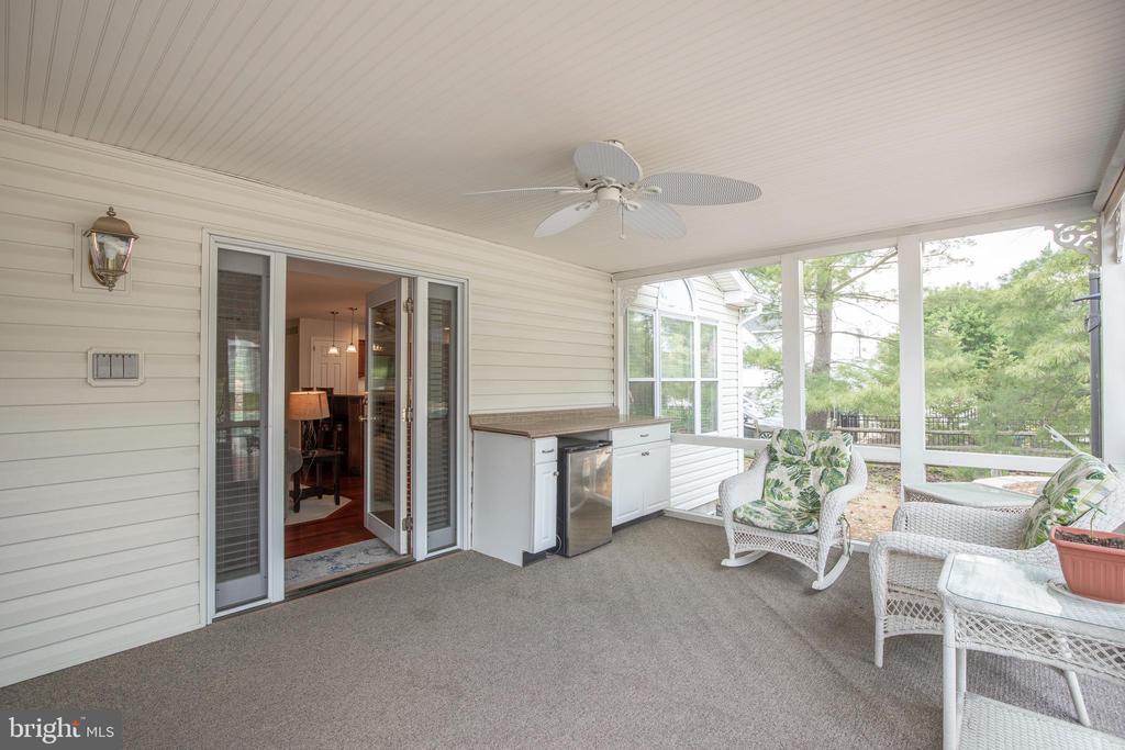 2284 LOCUST DRIVE