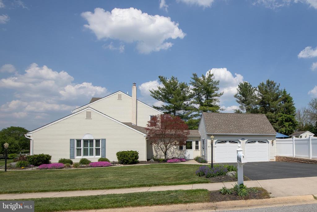 2284 LOCUST DRIVE