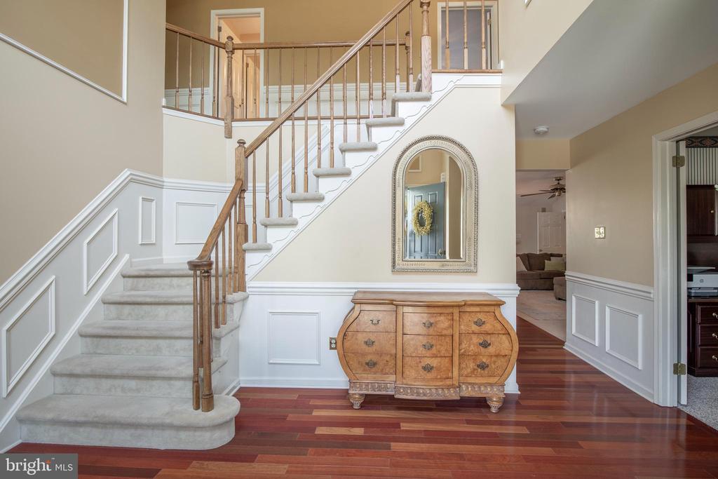 2284 LOCUST DRIVE
