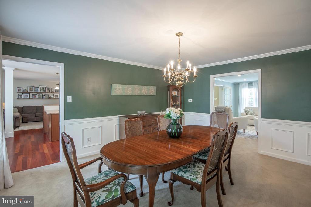 2284 LOCUST DRIVE