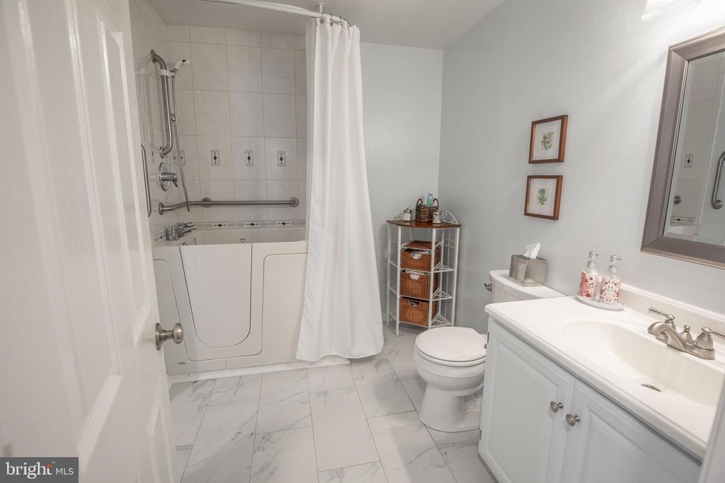 2284 LOCUST DRIVE