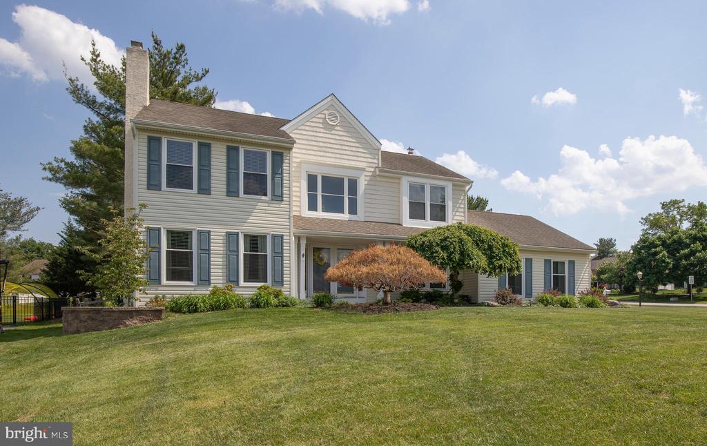 2284 LOCUST DRIVE