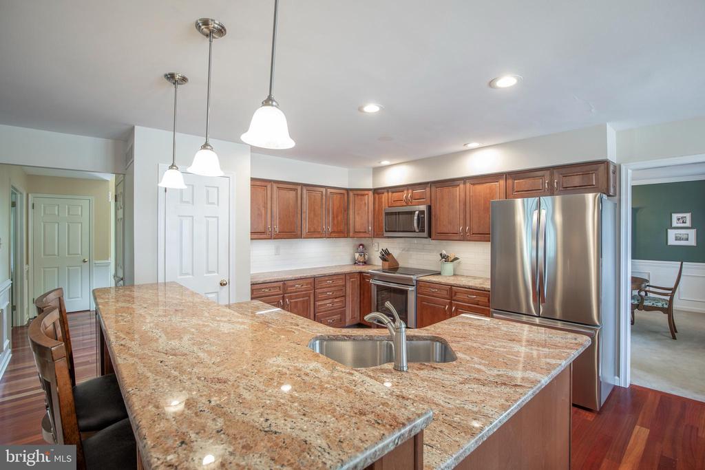 2284 LOCUST DRIVE