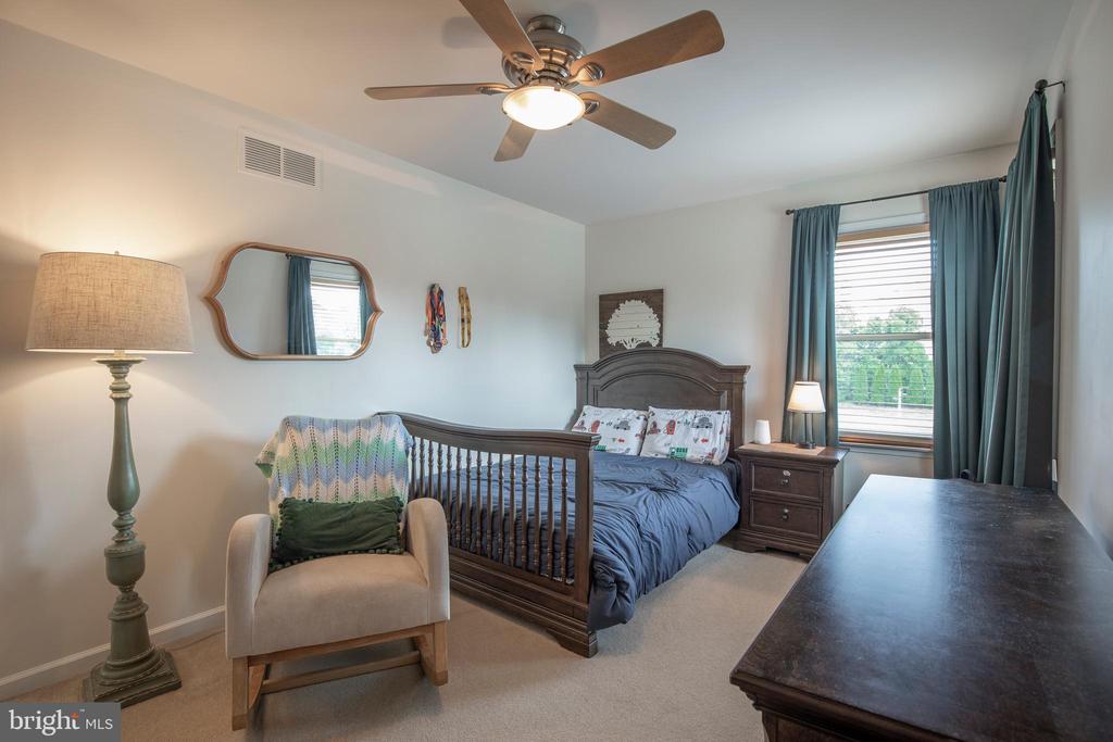 2284 LOCUST DRIVE