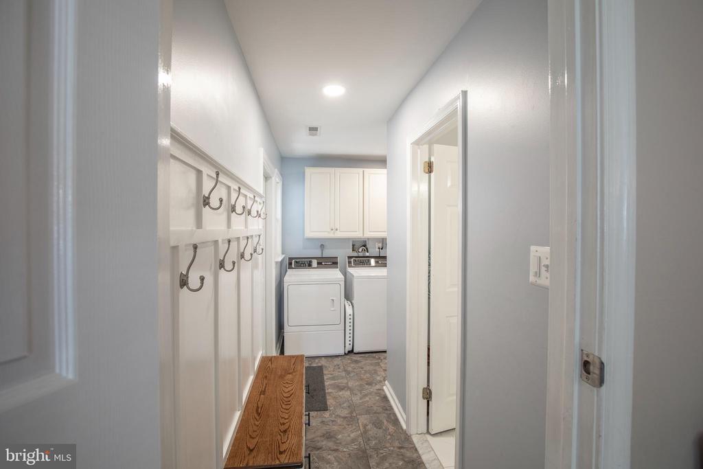 2284 LOCUST DRIVE