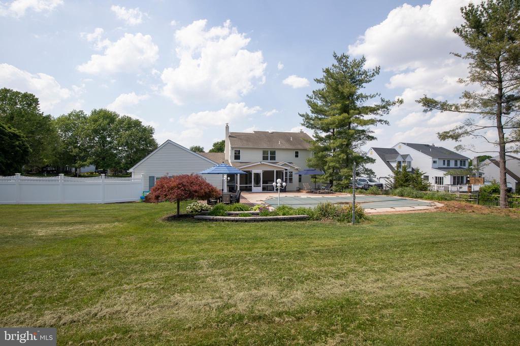 2284 LOCUST DRIVE