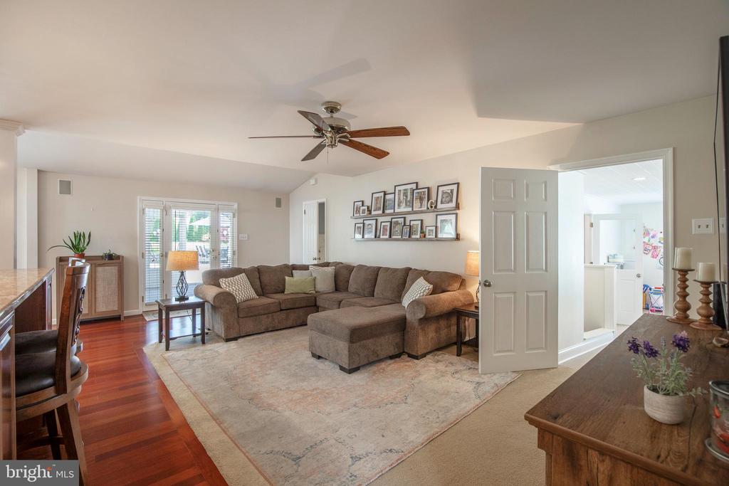 2284 LOCUST DRIVE