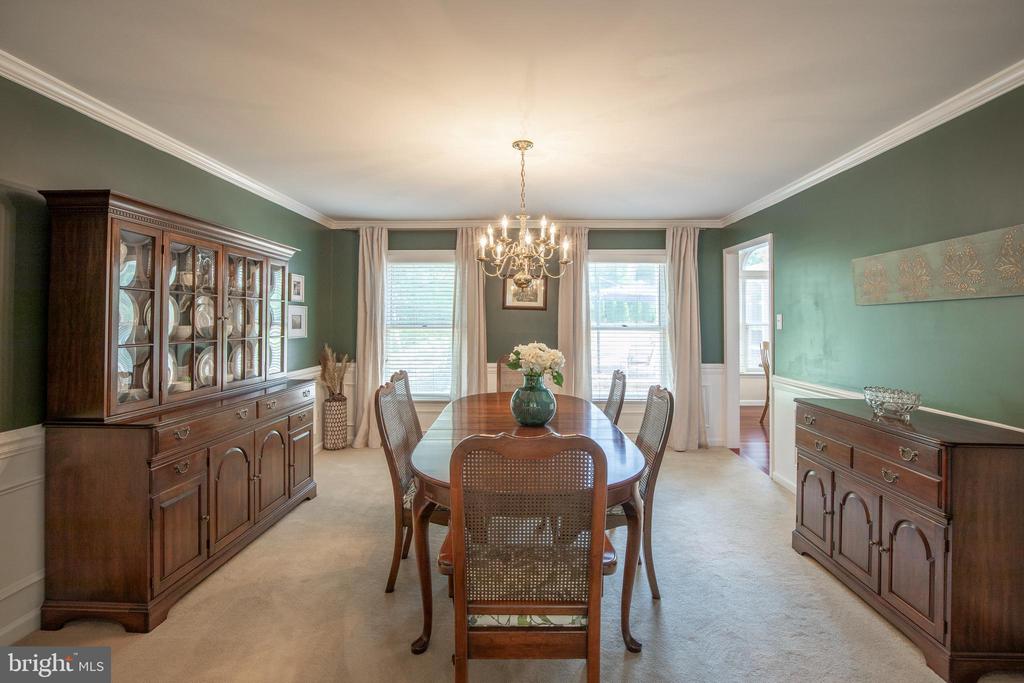 2284 LOCUST DRIVE
