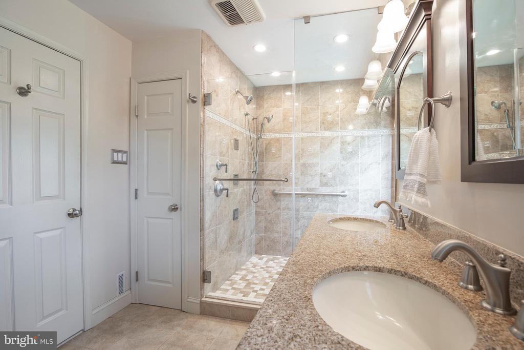 2284 LOCUST DRIVE