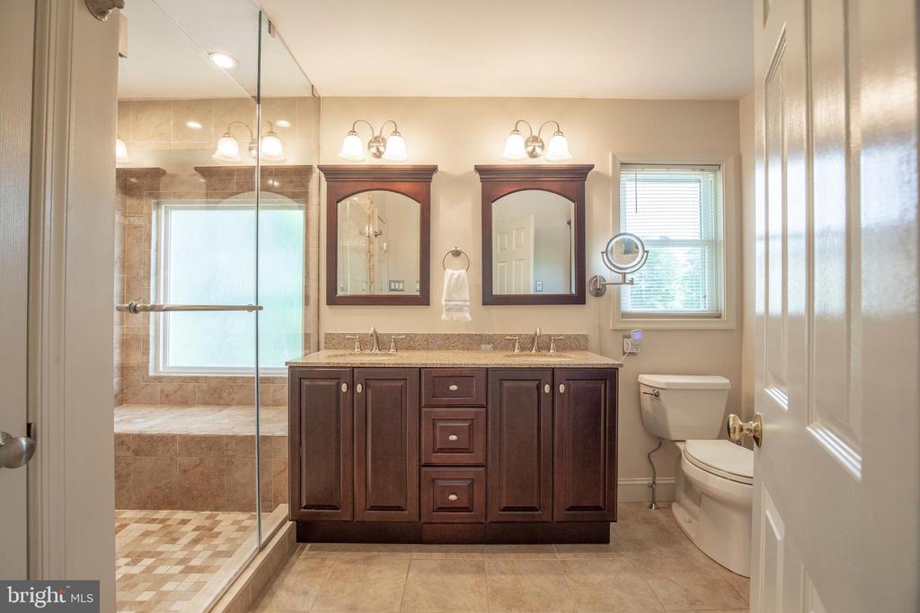 2284 LOCUST DRIVE