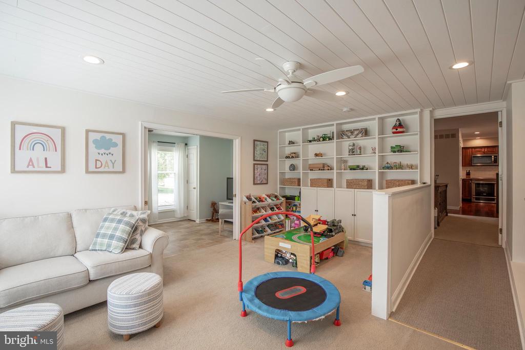 2284 LOCUST DRIVE