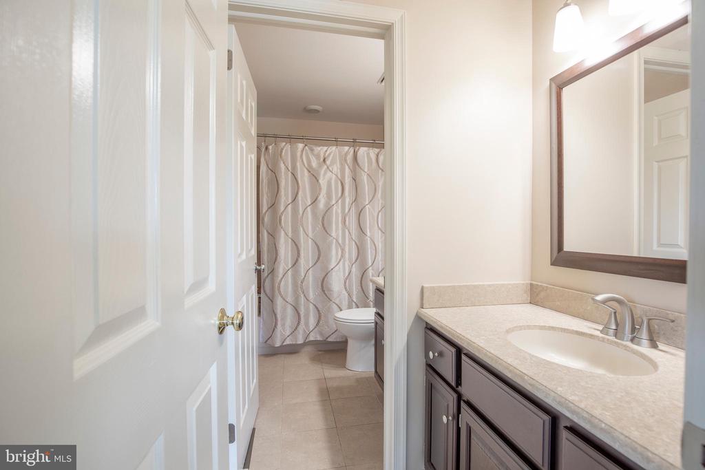 2284 LOCUST DRIVE