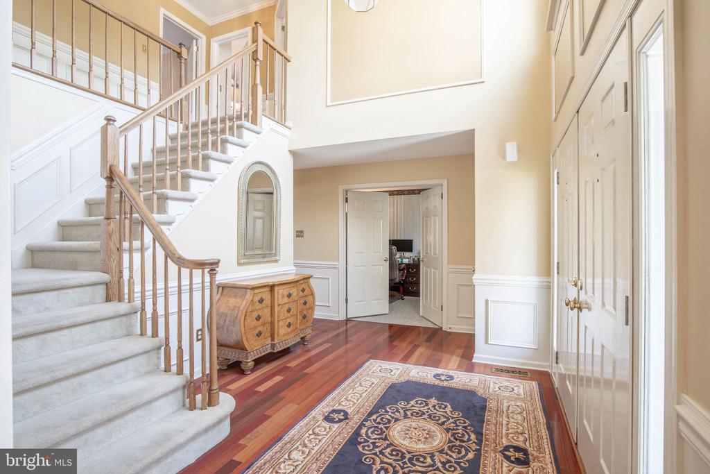 2284 LOCUST DRIVE