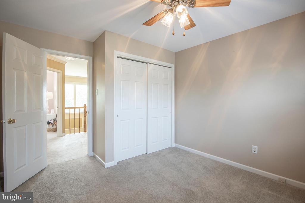 2284 LOCUST DRIVE