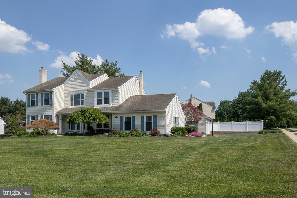 2284 LOCUST DRIVE