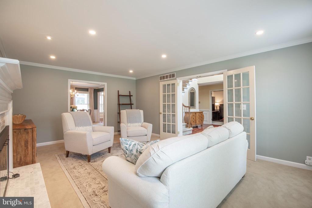 2284 LOCUST DRIVE