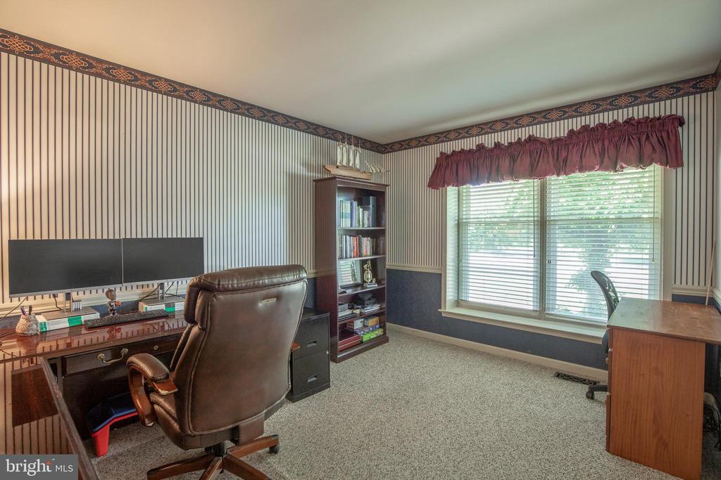 2284 LOCUST DRIVE