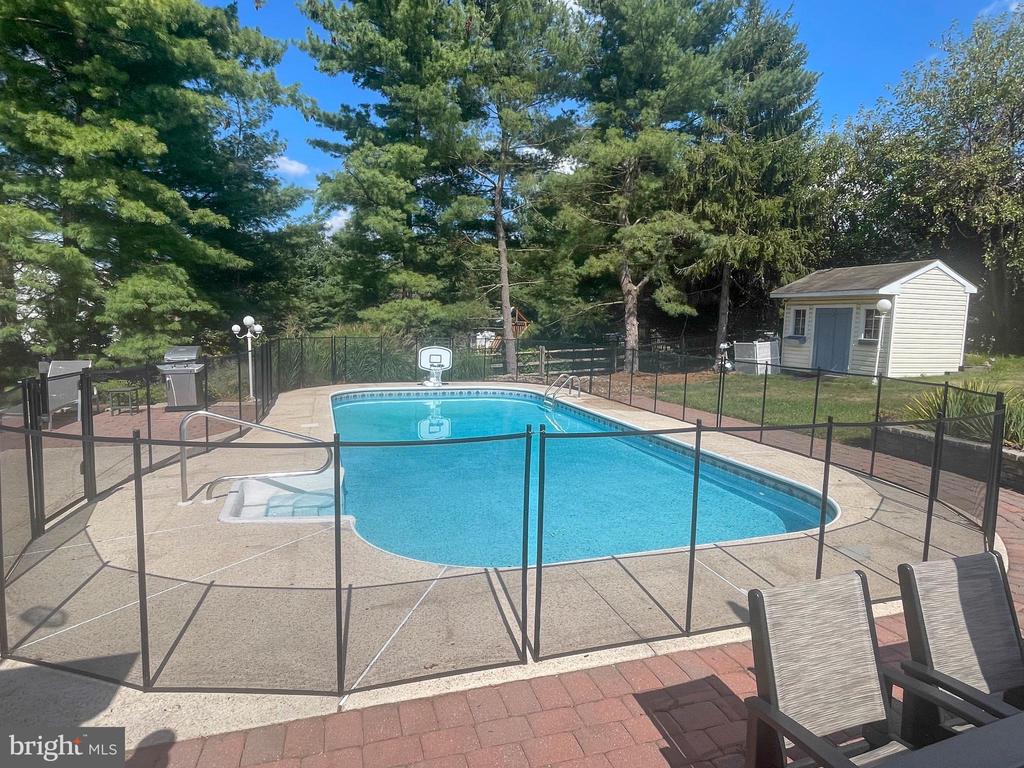 2284 LOCUST DRIVE