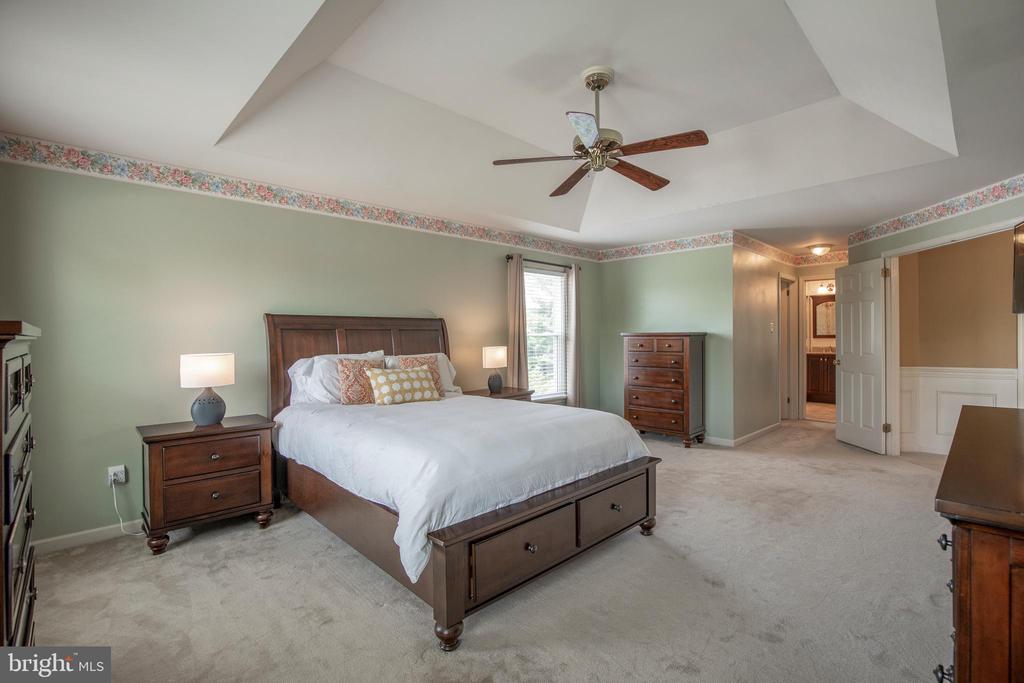 2284 LOCUST DRIVE