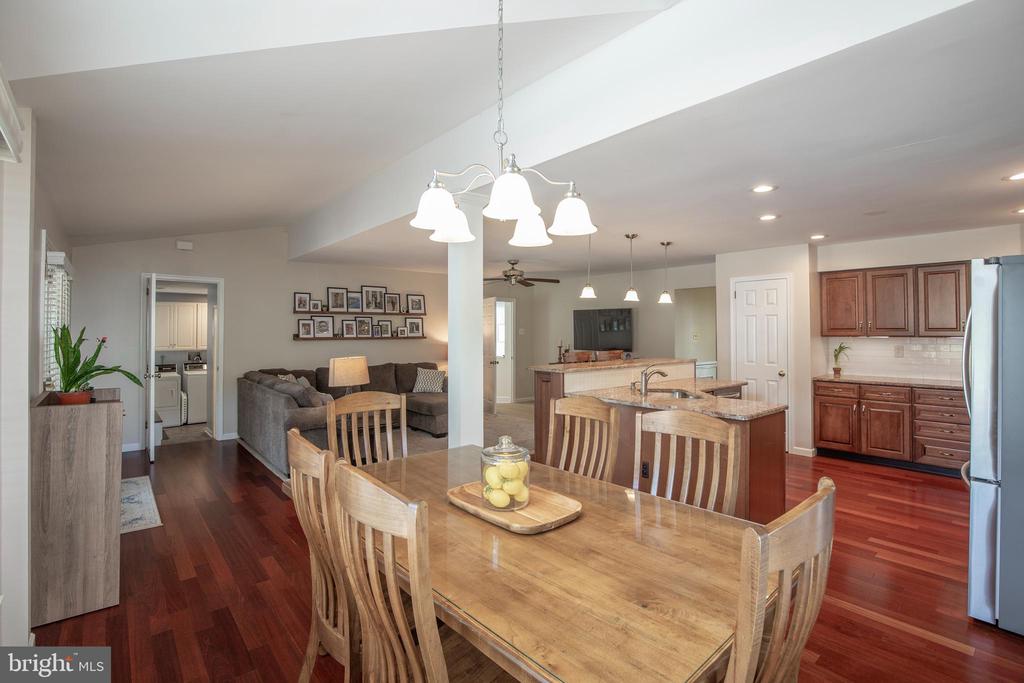 2284 LOCUST DRIVE