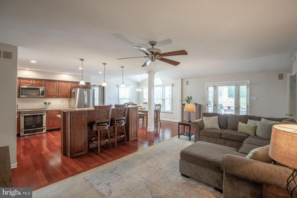 2284 LOCUST DRIVE
