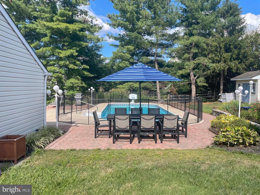 2284 LOCUST DRIVE