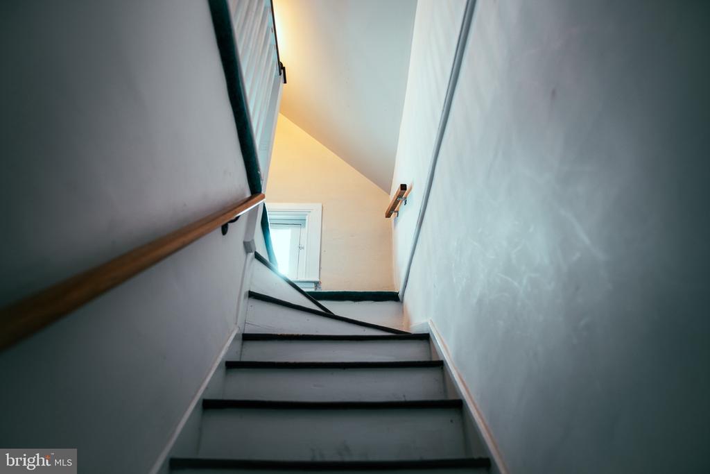 215 E WALL STREET