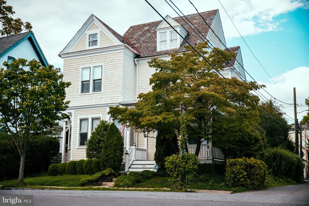 215 E WALL STREET
