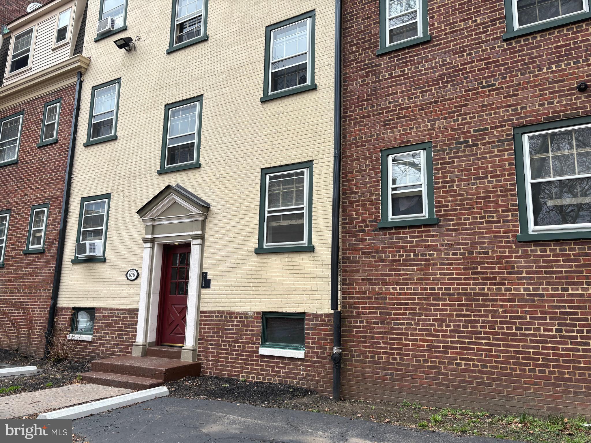 676 PERTH PLACE #B