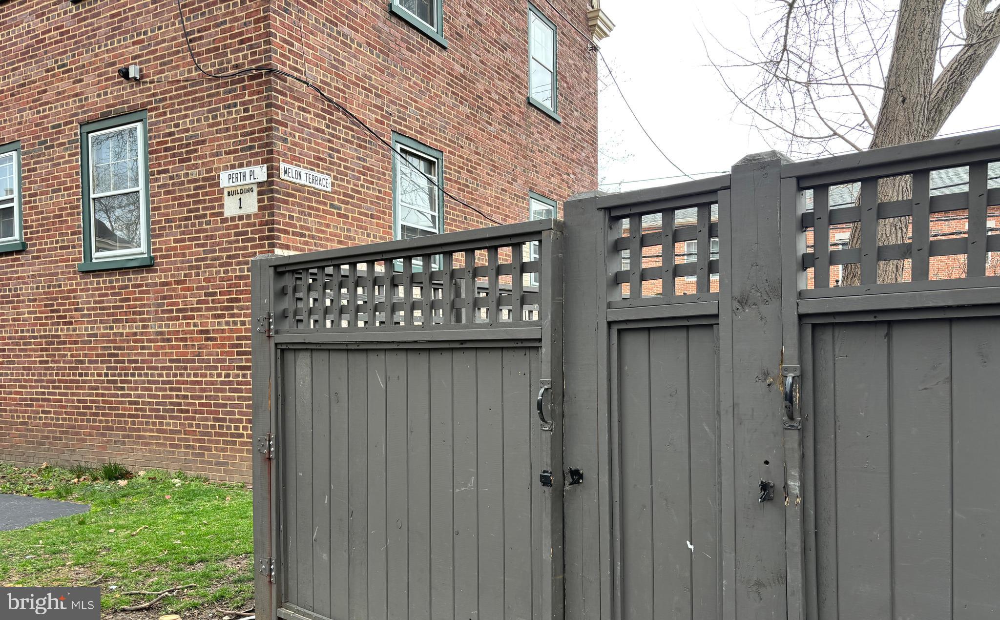 676 PERTH PLACE #B