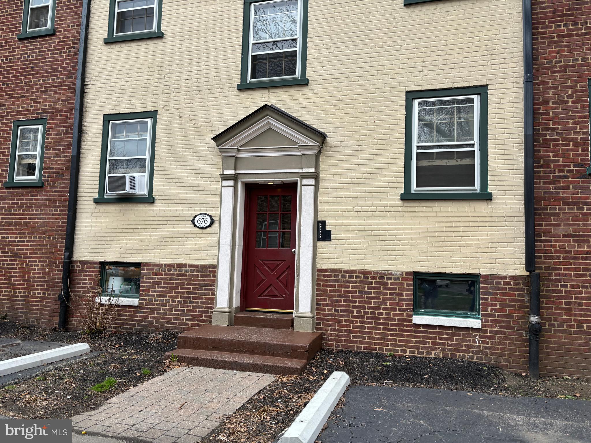 676 PERTH PLACE #B