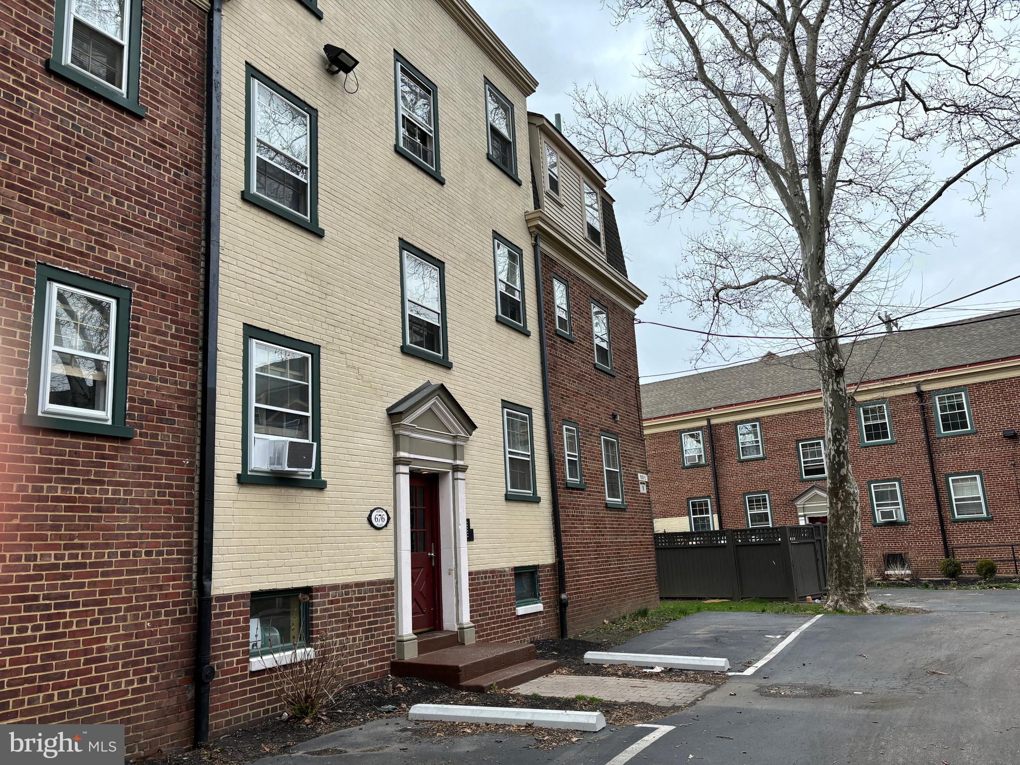 676 PERTH PLACE #B