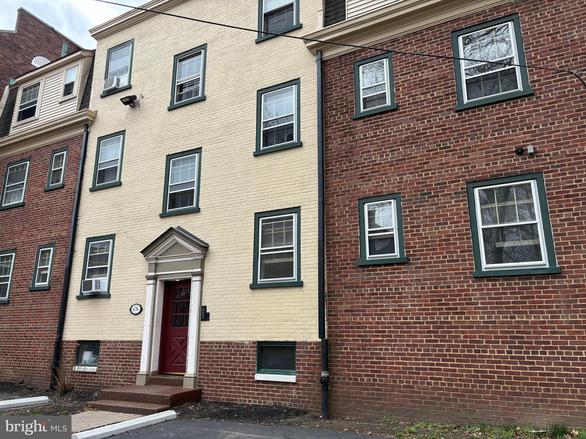676 PERTH PLACE #B